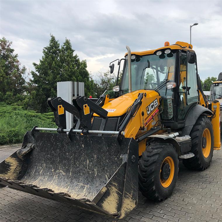 JCB 3CX – kotró-rakodó a terepen