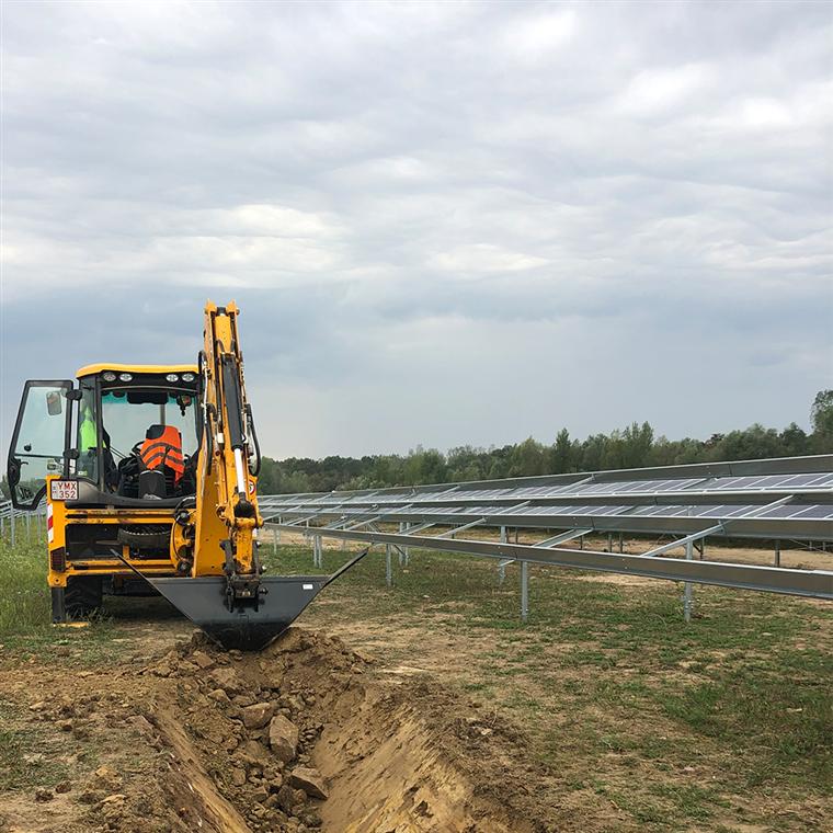 JCB 3CX – kotró-rakodó a terepen