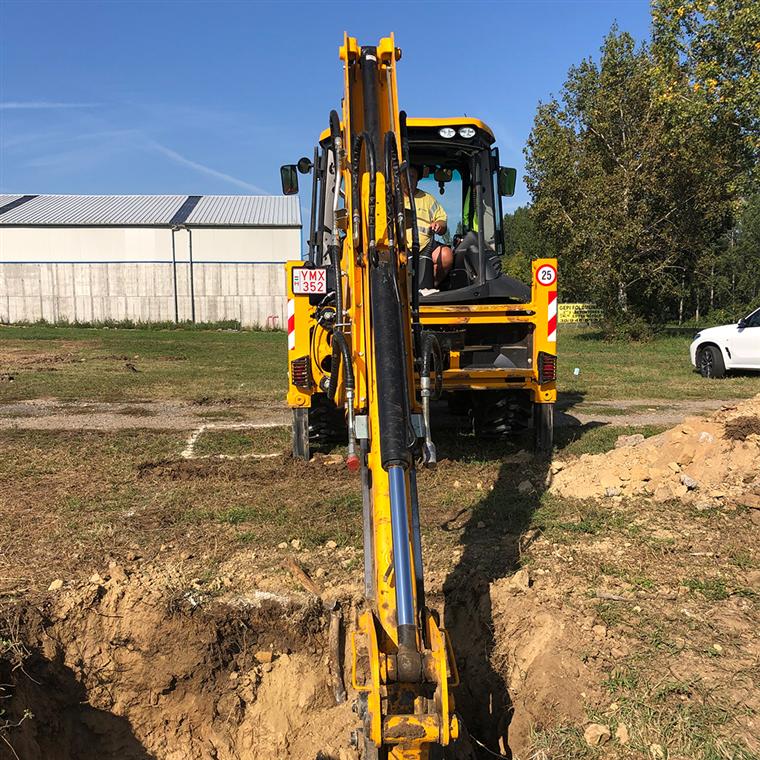 JCB 3CX – kotró-rakodó a terepen