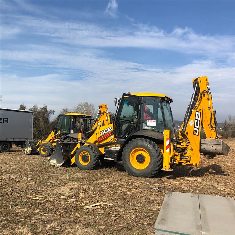 JCB 3CX – kotró-rakodó a terepen