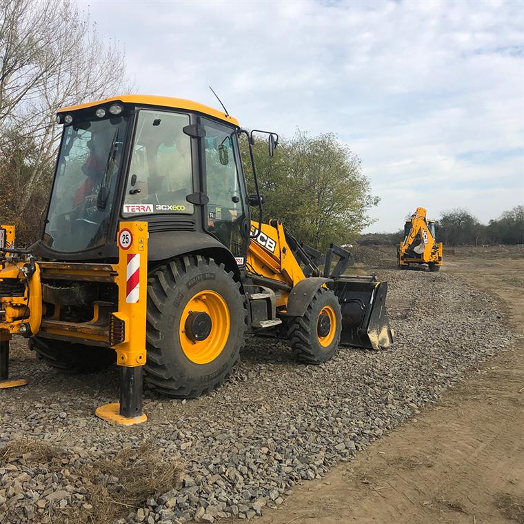 JCB 3CX – kotró-rakodó a terepen
