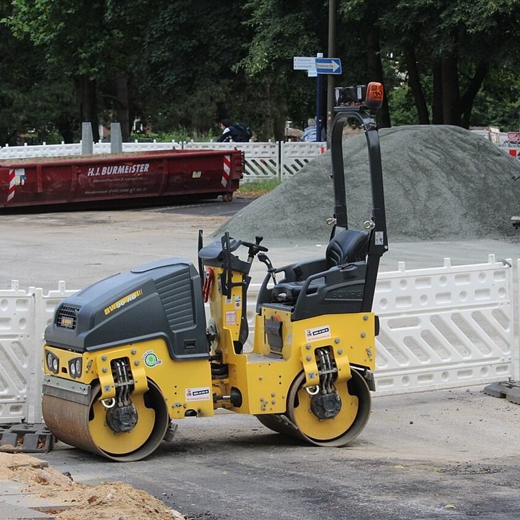 BOMAG BW120 AD-CH – kotró-rakodó a terepen
