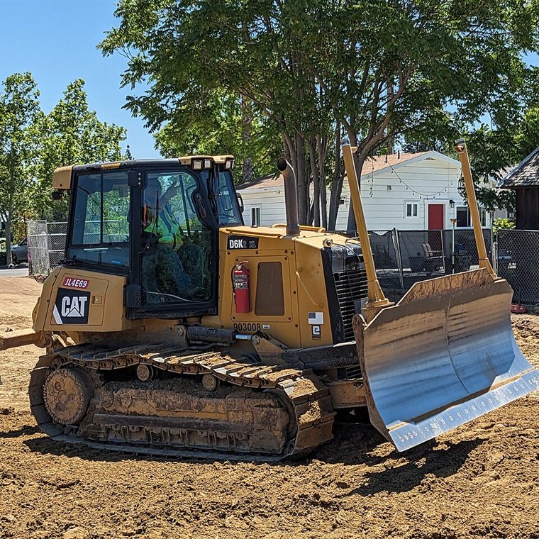 Caterpillar D6 LNG – kotró-rakodó a terepen