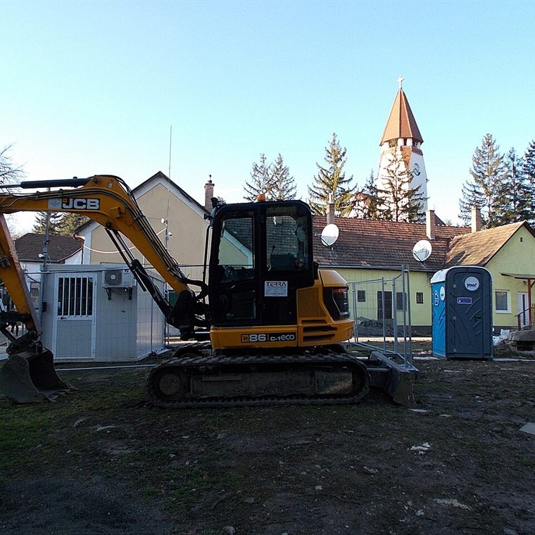 JCB 67C-1 – kotró-rakodó a terepen