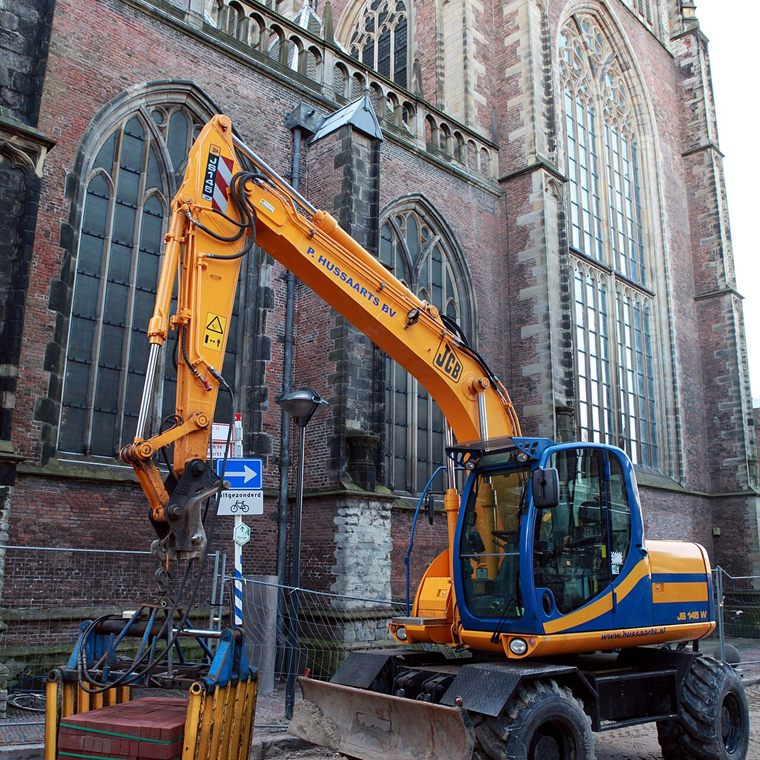 JCB JS145 – kotró-rakodó a terepen