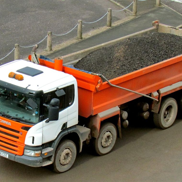 Scania 114C 380 – kotró-rakodó a terepen