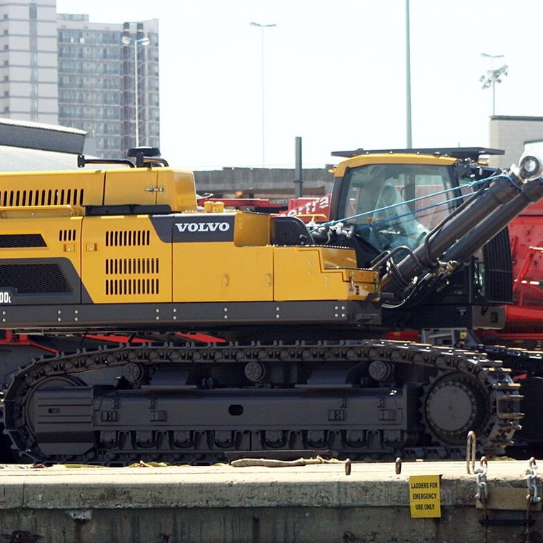 Volvo EC250ENL – kotró-rakodó a terepen