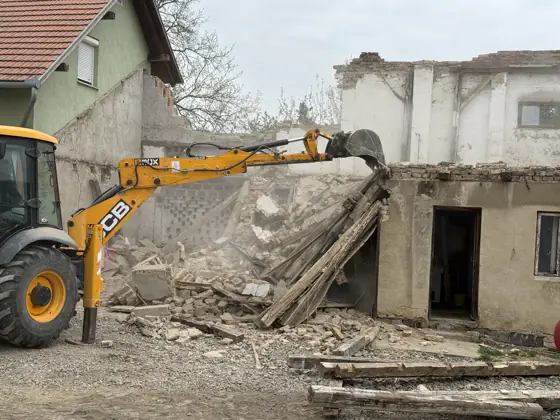 Falazat bontása kotró-rakodóval