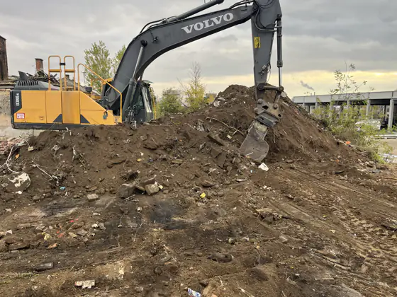 Lánctalpas kotrógép a bontási területen