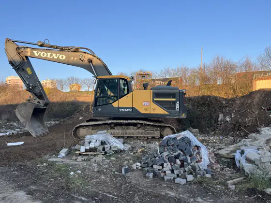 Kotrógép a betontörmelék között