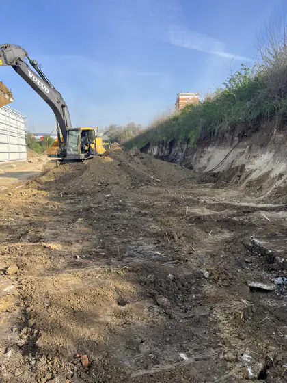 Kotrógép metszi a domboldalt
