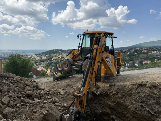 Kotró-rakodó a panorámás munkaterületen