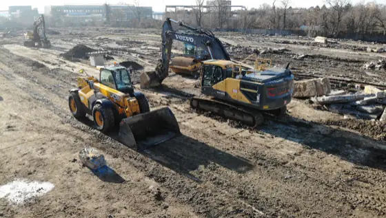 Lánctalpas kotrógép és homlokrakodó egy sorban
