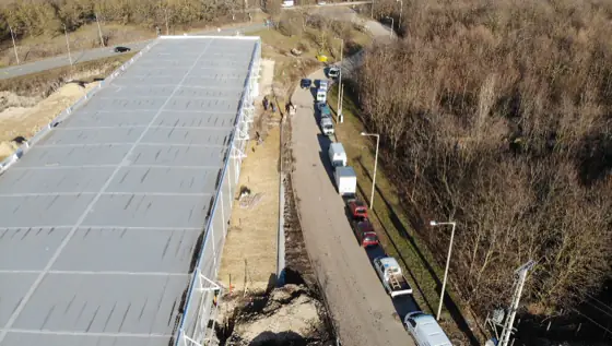 Napelemes tetejű csarnok madártávlatból