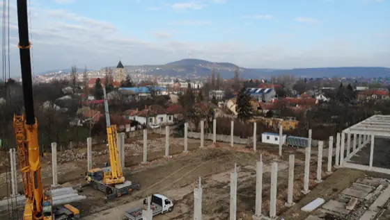 Daru és vasbeton pillérek, háttérben a panorámával