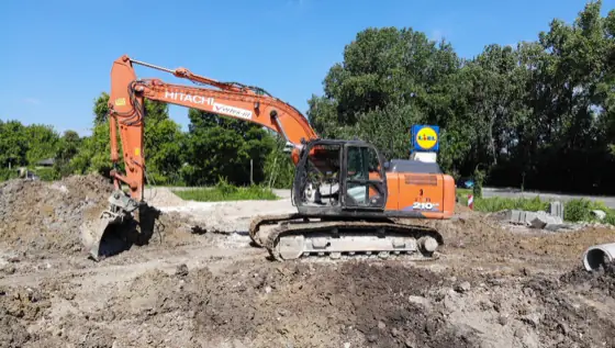 Lánctalpas kotrógép az üzletépítés földmunkáján