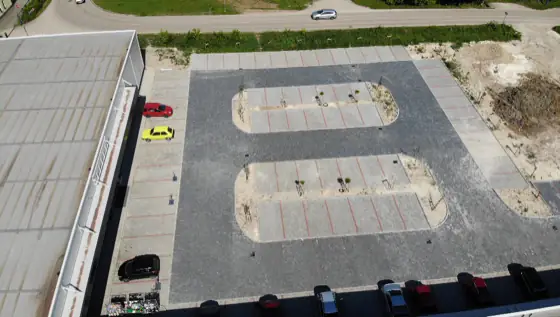 Elkészült üzlet és parkolója madártávlatból