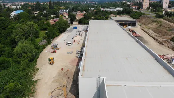 Csarnok és a település panorámája madártávlatból