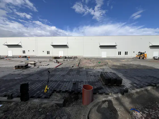 Csarnok hosszanti homlokzata a munkaterületről