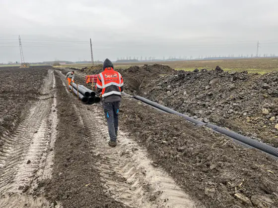 Munkatárs a kábelárok nyomvonalát ellenőrzi