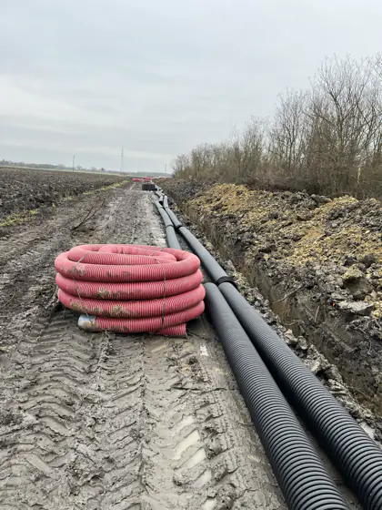 Kábelvédő cső és tekercs a nyomvonalon