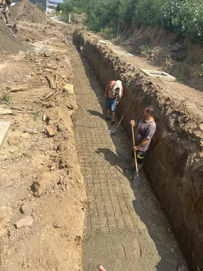 Mély közműárok dúcolással
