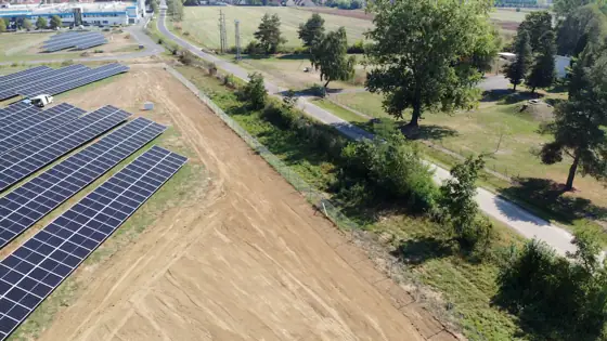 Napelempark sorai madártávlatból, szomszédos erdősávval