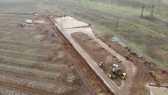 Napelempark a település szélén, felülnézetből