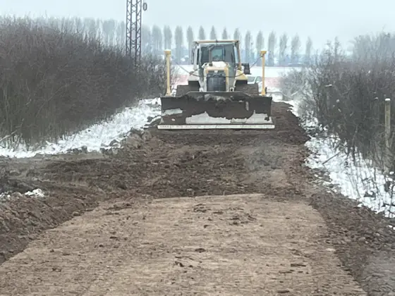 Gréder havas nyomvonalon, nyárfasor mellett